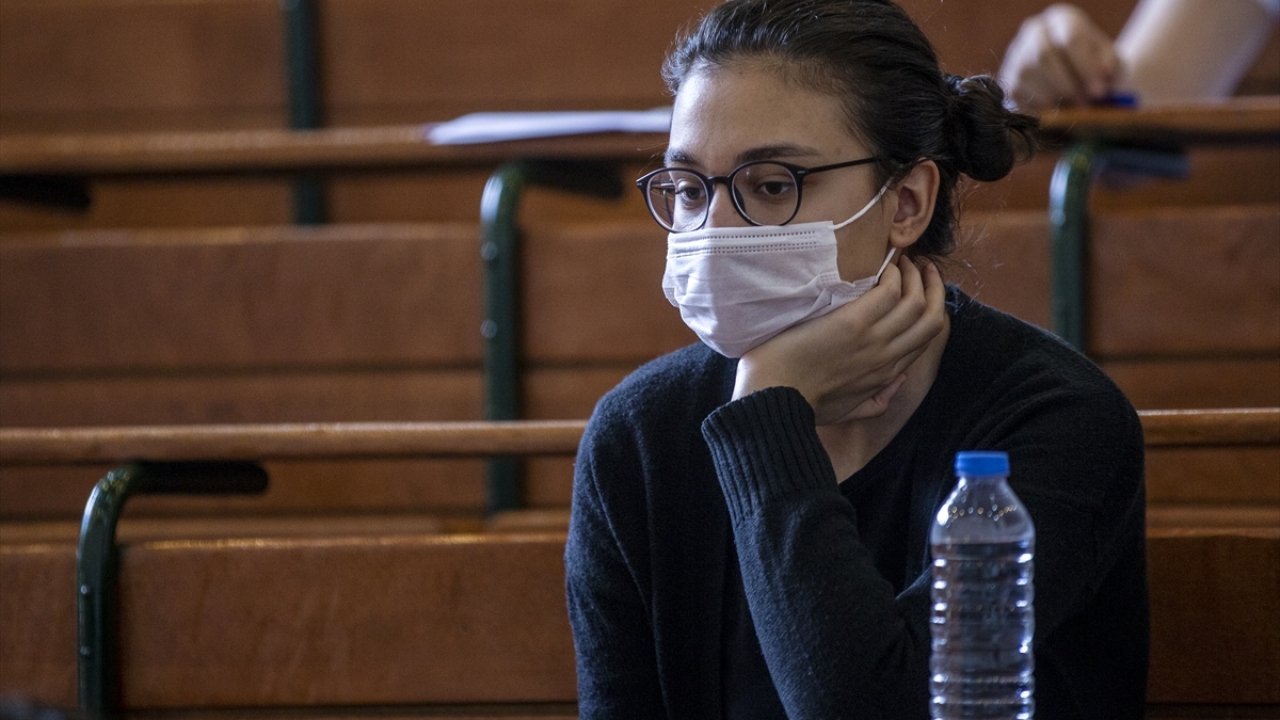 Sosyal mesafe sağlandıktan sonra isteyen öğrenci maskesini çıkaracak