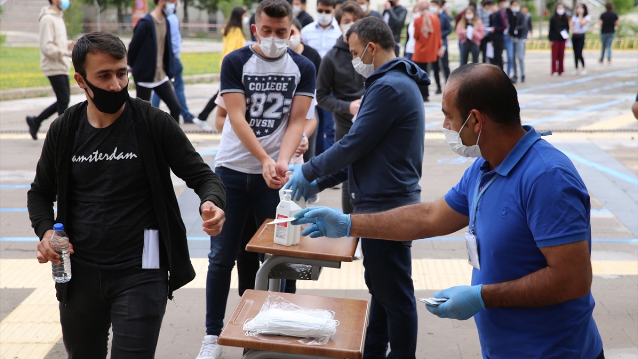 Birinci oturum 10.45`te, ikinci oturum 12.50`de bitecek