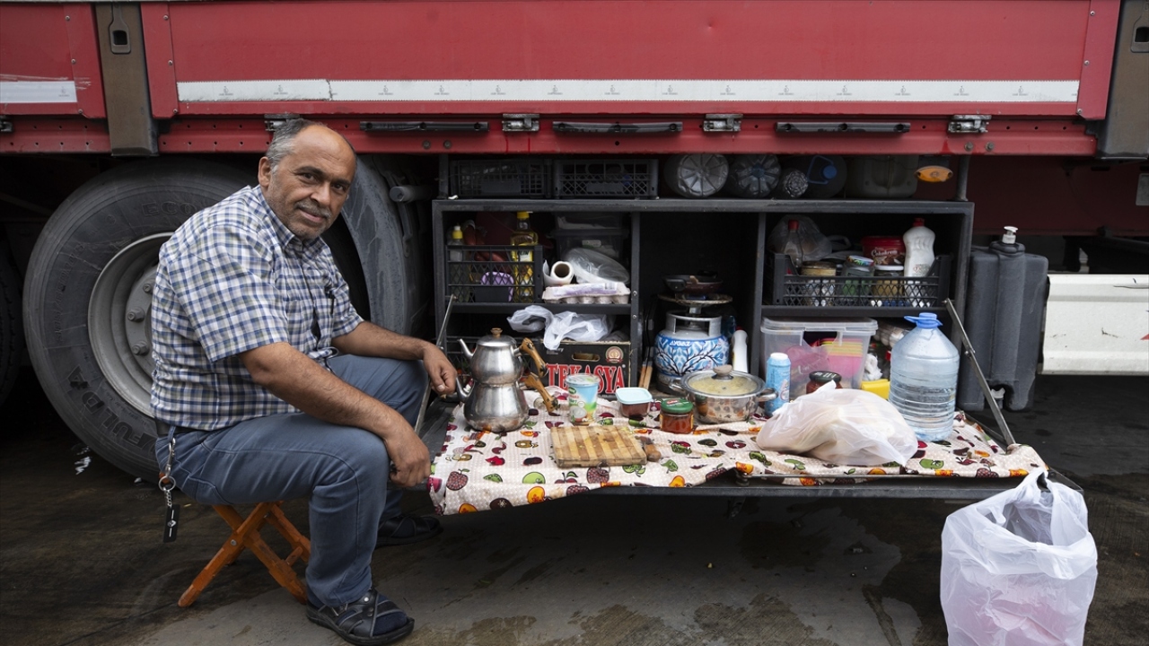 Kayserili tır şoförü Mehmet Üstündağ, mutfağında genellikle kahvaltılık bulunduruyor.