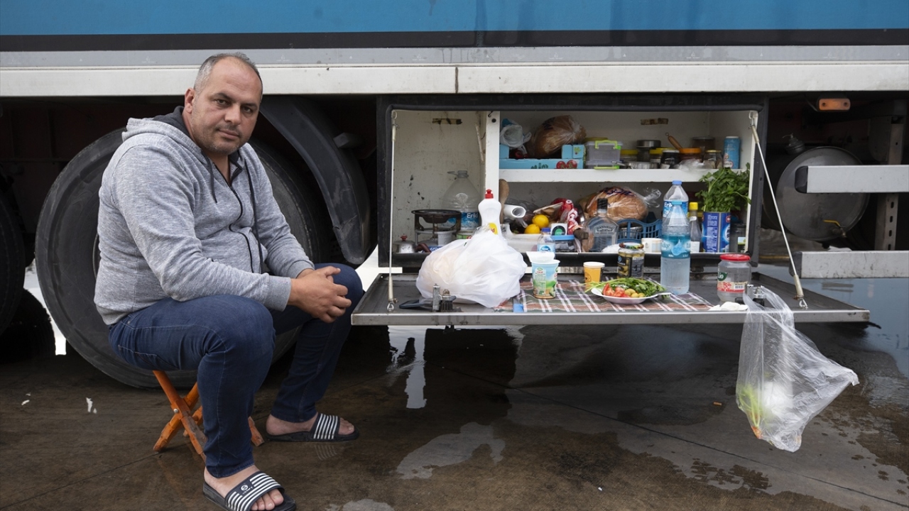 Hataylı tır şoförü Semir Kondakçı, mutfağında sebze, meyve, kuru gıda ve bakliyat bulundurduğunu, seyahatlerde Hatay`ın et yemeklerini çok özlediğini belirtiyor.