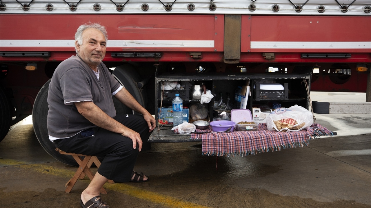 Mersinli 36 yıllık tır şoförü İhsan Eker, mutfağından ekmek, sebze, çay ve şekeri eksik etmediğini, yolculuklarda Mersin`in fındık lahmacun ve humus yemeğini özlediğini söylüyor.