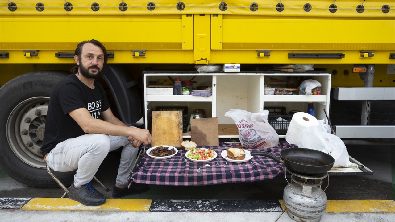 Trabzonlu tır şoförü Taner Kalfa, tüm yemeklerini mutfağında hazırladığını, yolculuğun süresine göre erzak stoğu yaptığını belirtiyor.