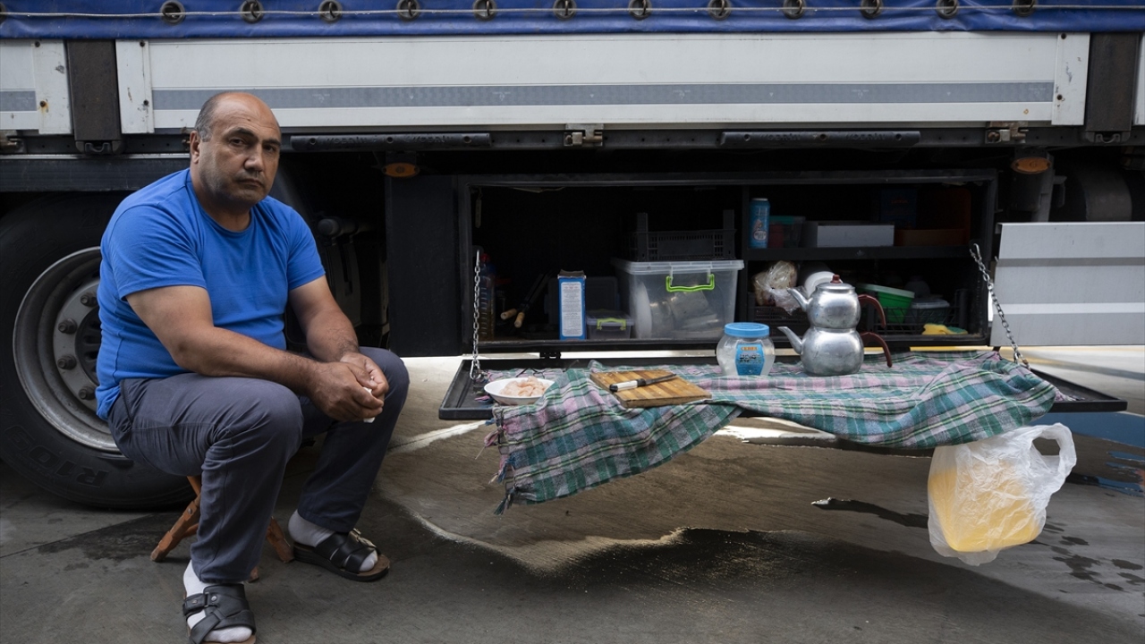 Kayserili 17 yıllık tır şoförü Mustafa Cingöz, ev mutfağındaki her şeyin tırındaki mutfakta da yer aldığını söylüyor. 