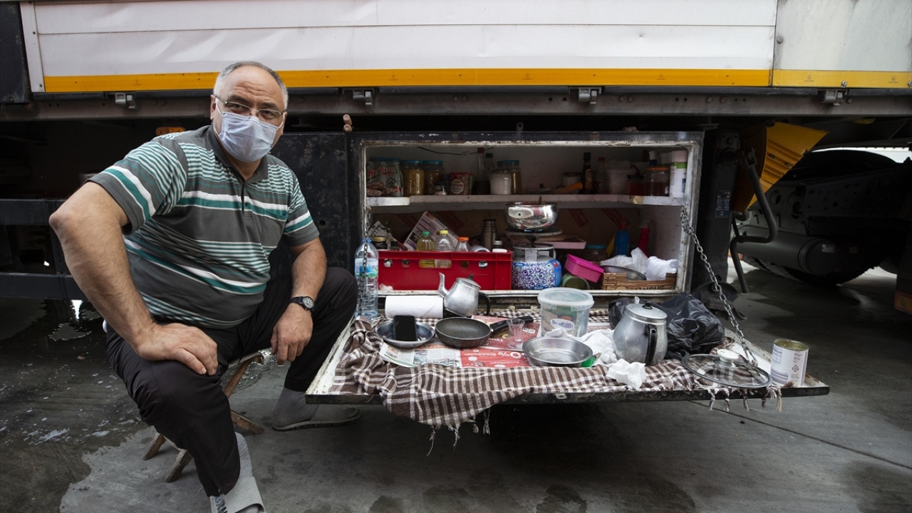 Kayserili 30 yıllık tır şoförü Mustafa Coşkun, diyabet hastalığı nedeniyle mutfağında uygun yiyecekler seçmeye özen gösterdiğini söylüyor. 