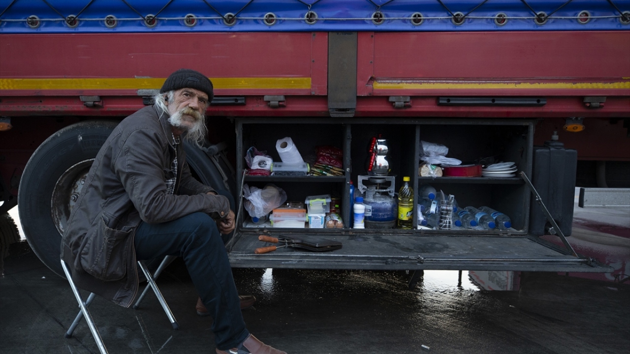 Ankaralı 37 yıllık tır şoförü Alim Şuşutgil`in mutfağında genellikle peynir ve zeytin ile çay ve şeker bulunuyor. 