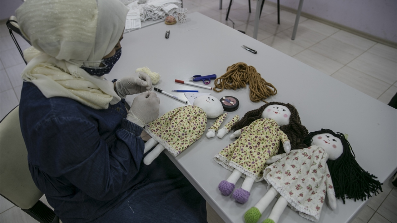 Reyhanlı Eğitim Köyü`nde kurulan ve yeni tip koronavirüs (Covid-19) tedbirleri kapsamında izole edilen oyuncak atölyesinde, 20 Suriyeli yetim annesi üretimde görev alıyor.