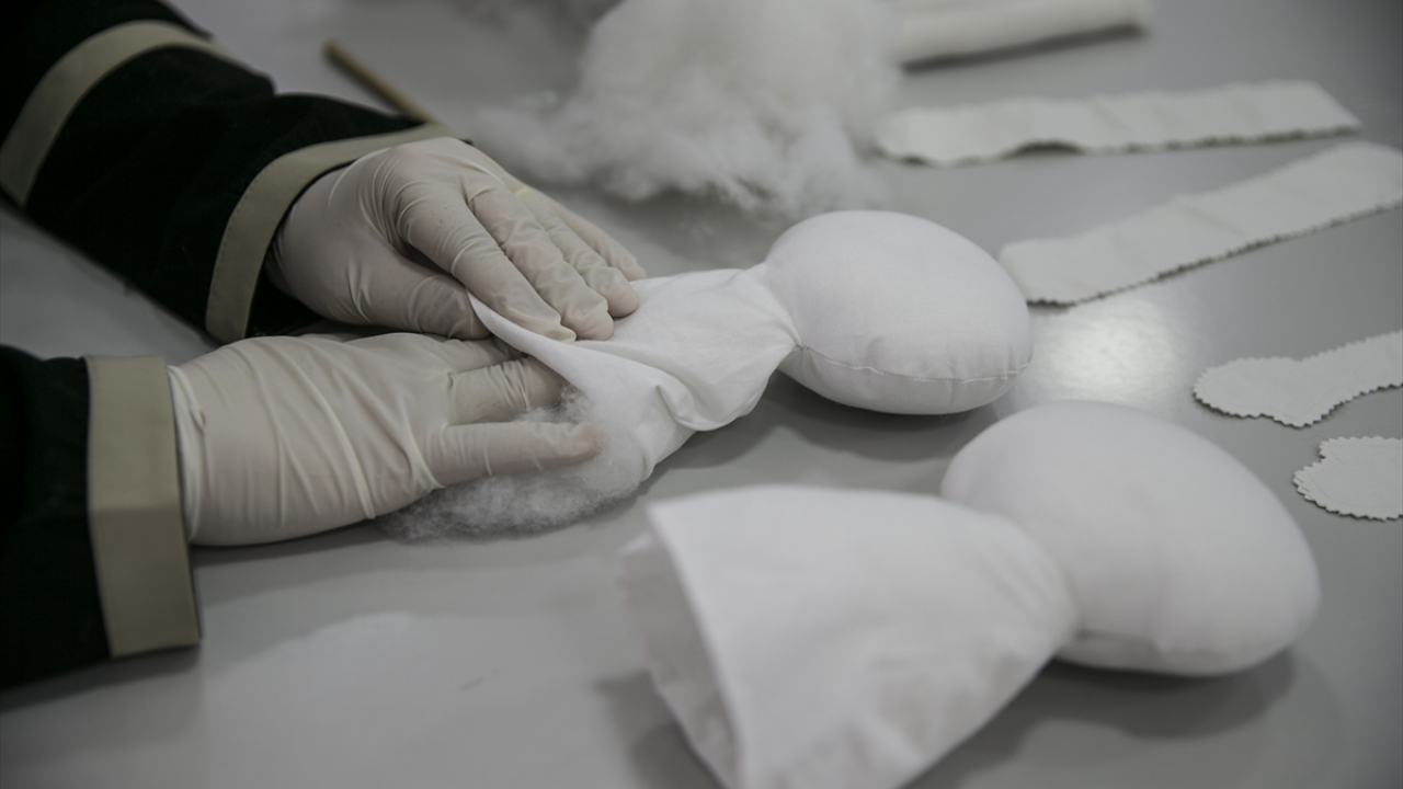 Anneler oyuncak yaparak aile bütçelerine de gelir katkı sağlıyor.