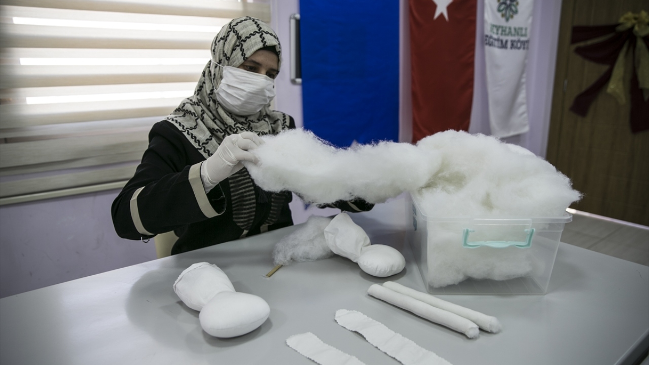 Yetim Vakfı Reyhanlı Eğitim Köyü Gelişim Koordinatörü Mehmet Güncüm, AA muhabirine yaptığı açıklamada, Suriyeli yetim annelerinin yaptığı el işi örgü oyuncakların hem çocukların yüzünü güldürdüğünü hem de aile bütçelerine katkı sağladığını söyledi.