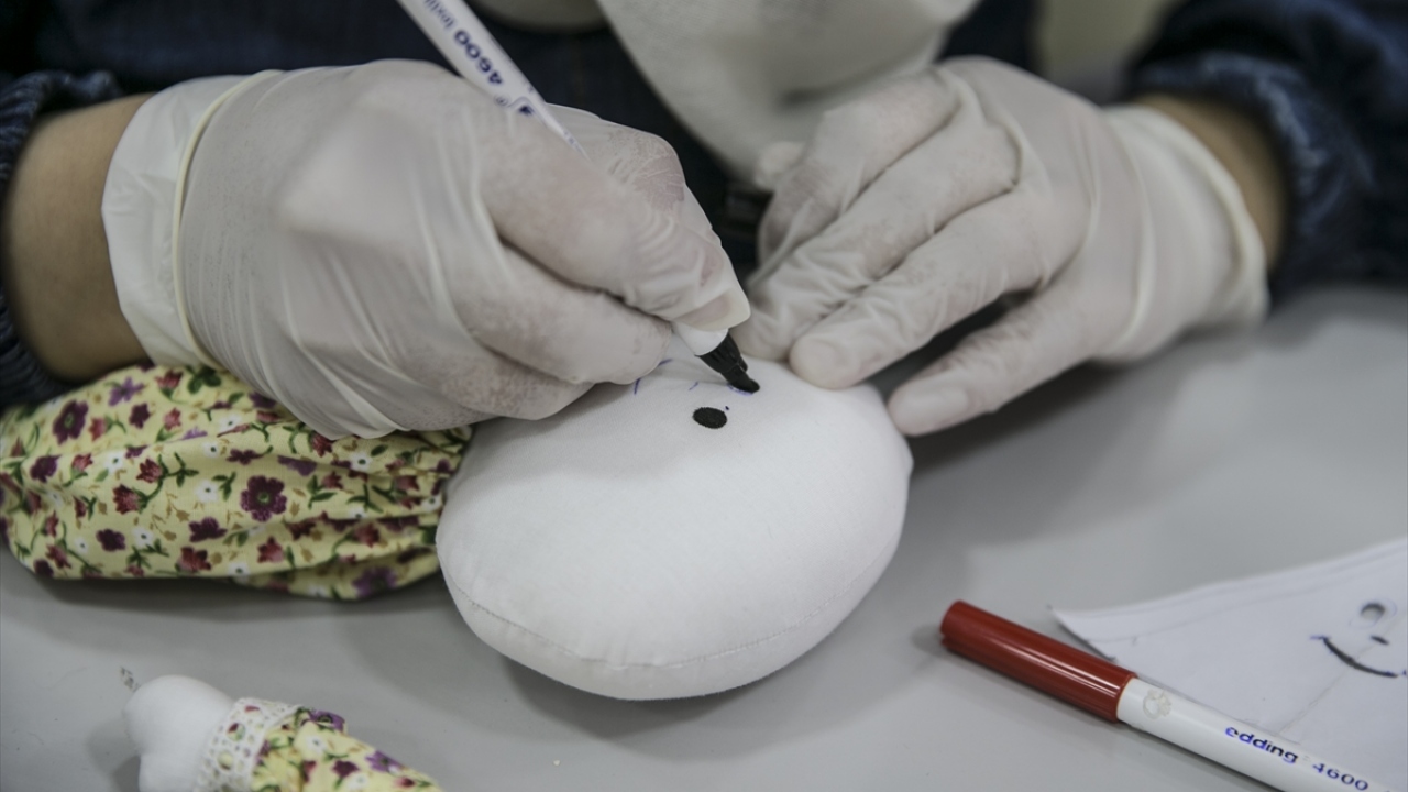 "Sizler de bir oyuncak alarak bir yetimin yüzünü güldürebilirsiniz" diyen Güncüm, şöyle konuştu: