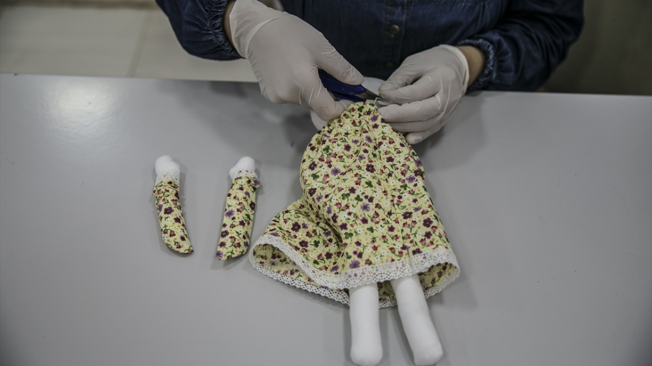 Annelerden Fadile Hacrıdvan da el işi örgü oyuncak atölyesine severek geldiğini ve çocukları mutlu ettiği için kendisinin de mutlu olduğunu aktardı. 