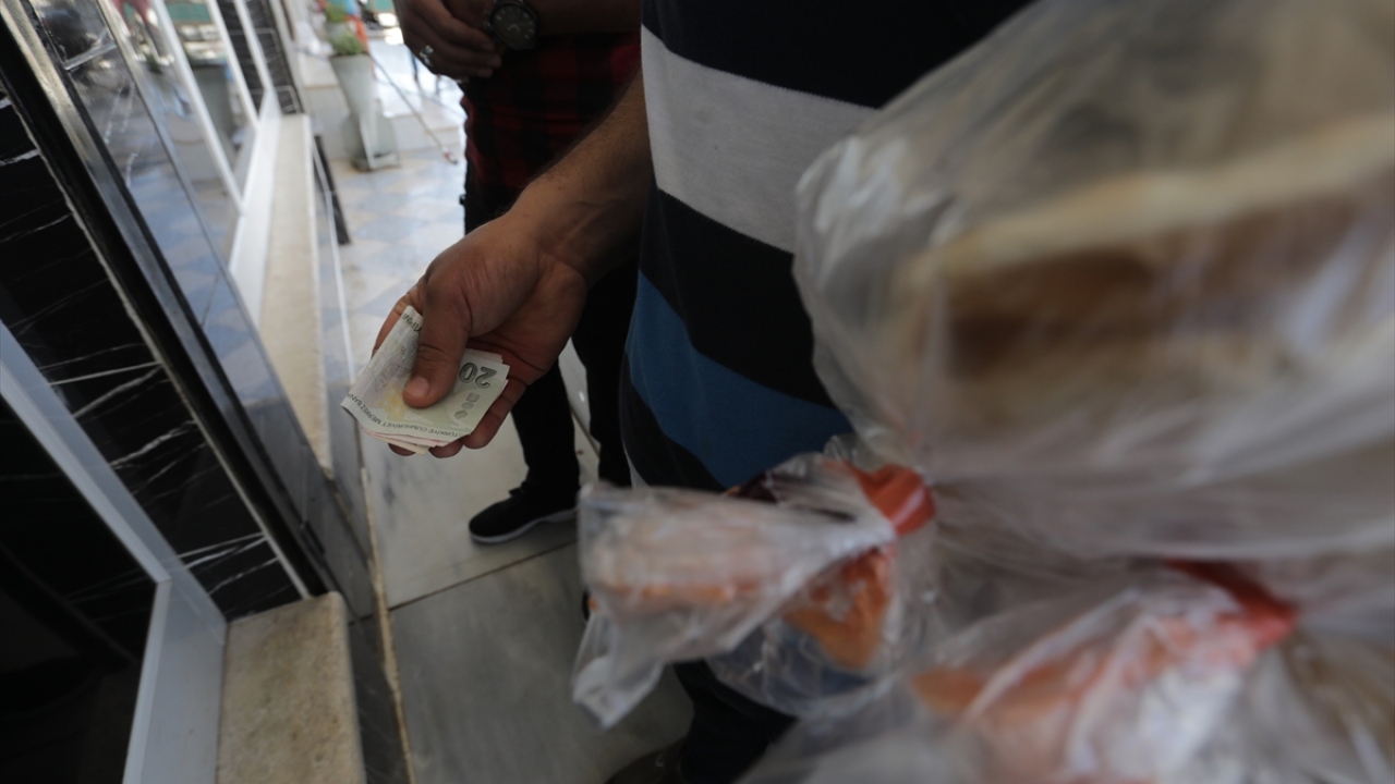 SL`nin dolar karşısında yüksek değer kaybetmesiyle Kilis`in karşısındaki Halep iline bağlı Azez ile Fırat Kalkanı Harekatı ile terörden arındırılan Bab, Cerablus, Çobanbey bölgelerinde siviller TL kullanmaya başladı.