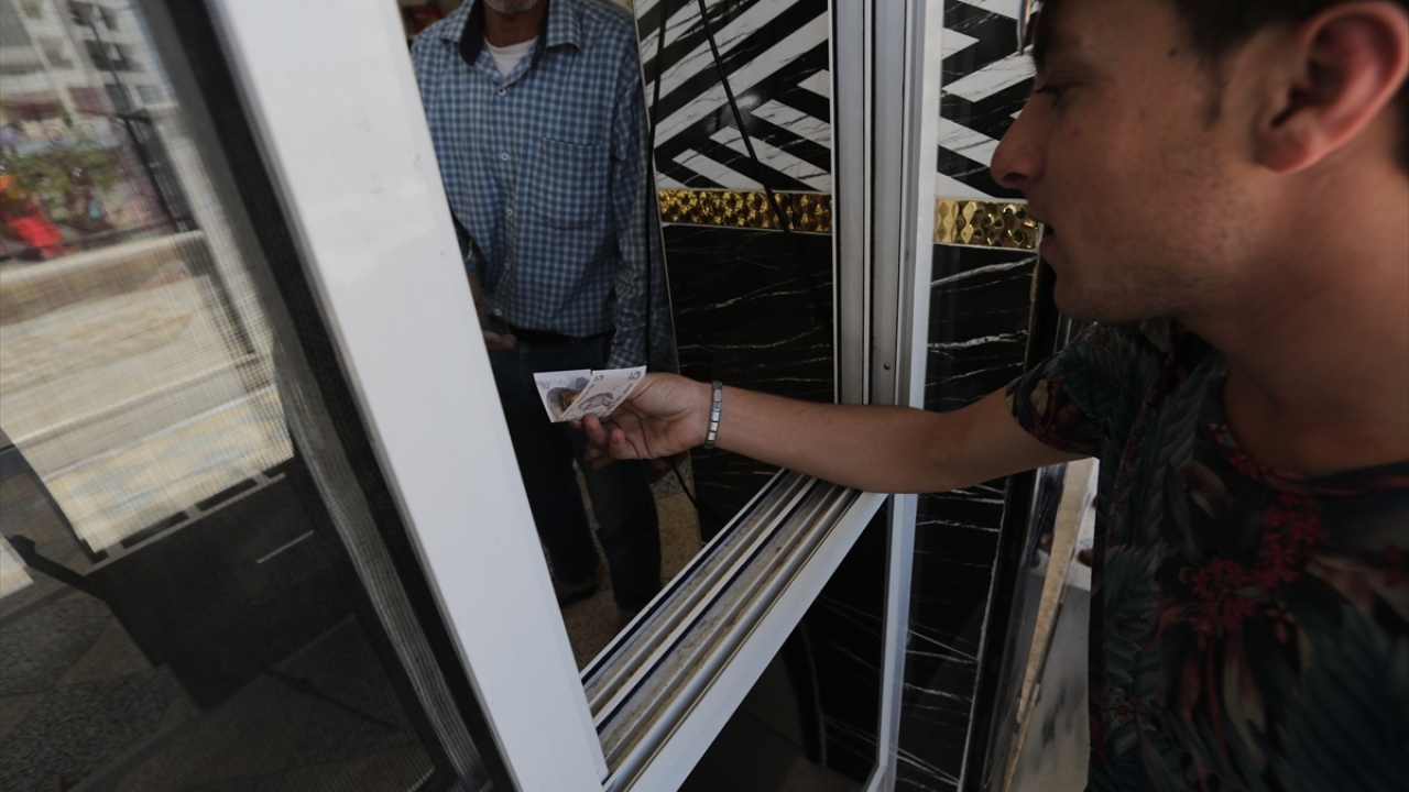 Fırat Kalkanı Harekatı sahasında yaşayan Abdullah Şukayr, "Suriyeli vatandaş artık TL ile işlem ve alışveriş yapmayı tercih ediyor. Çünkü SL, dolar karşısında çok dalgalı ve stabil değil. Bir de değeri kalmadı. TL ise dolar karşısında daha sabit." dedi.