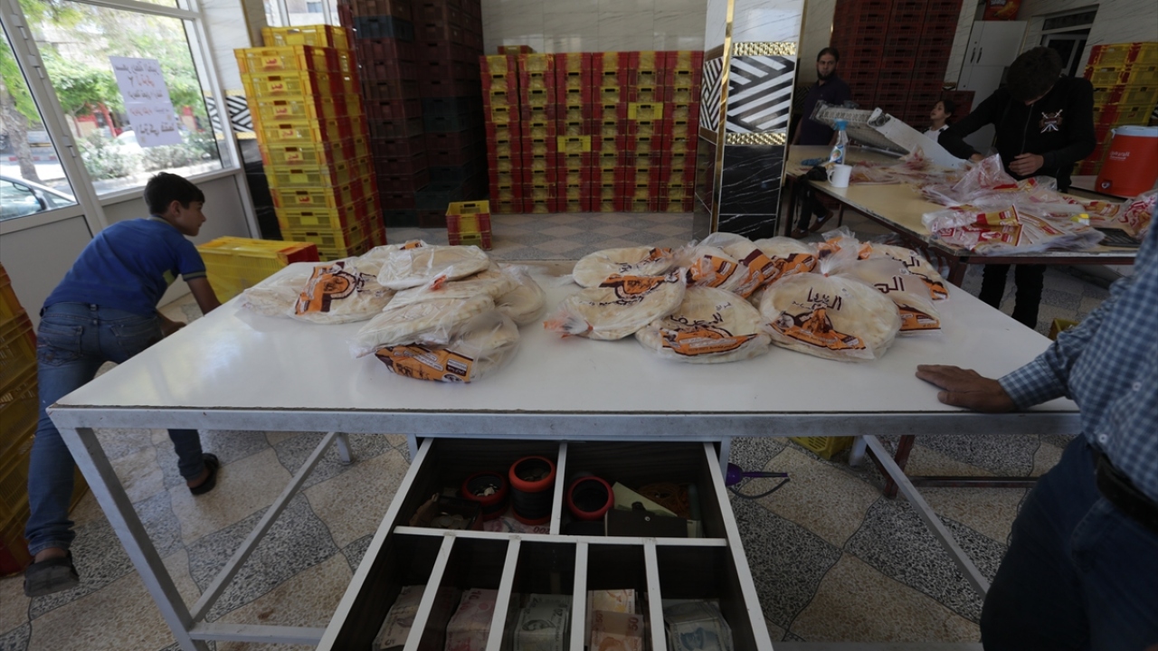 Döviz bürosu sahibi Muhammed Haşim de "SL’nin dolar karşısında erimesi, en önemlisi halkın günlük ihtiyaçlarını karşılayamaması bütün bunlar bölgeyi TL ile işlem ve alışverişe yöneltti." ifadesini kullandı.