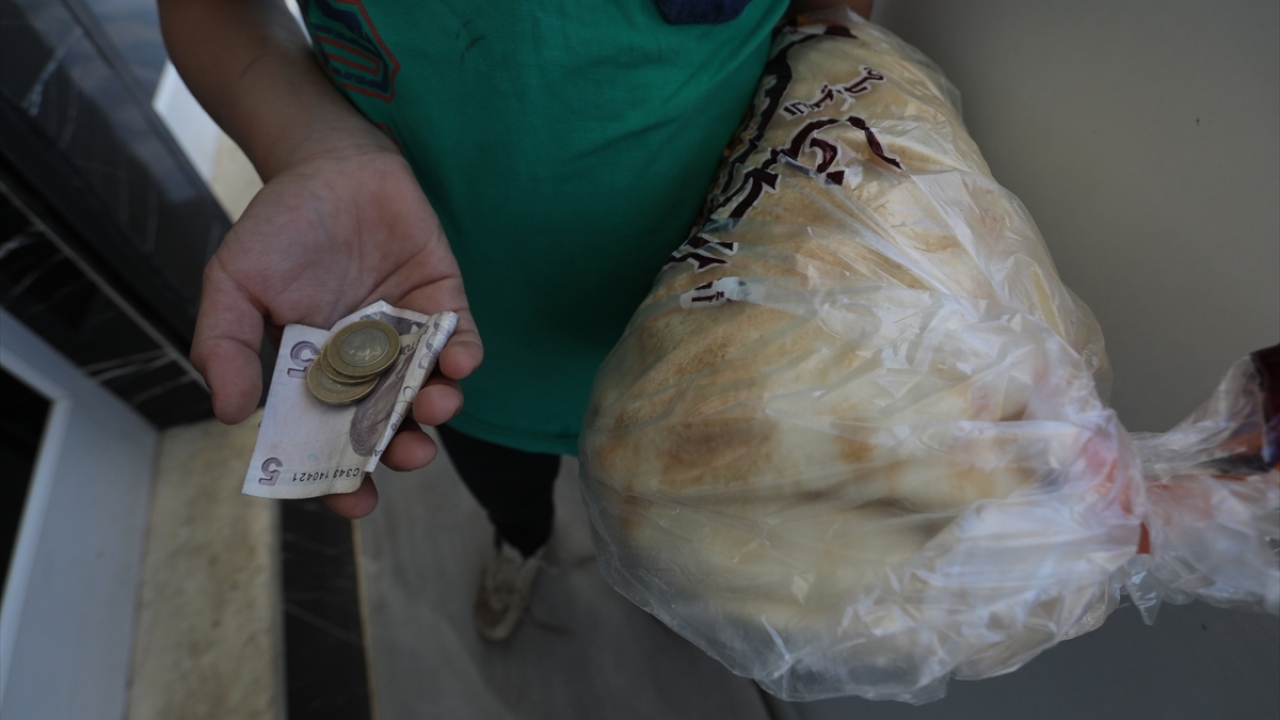 Bölge halkının ekmeği TL ile daha ucuz alabildiğini belirten Haşim, "Başlangıçta TL’nin küçük ve büyük banknotları bulunmuyordu ancak şu an PTT arcılığıyla temin edilebiliyor." dedi.