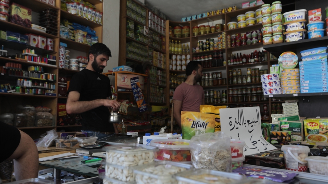 Suriye Merkez Bankası da önceki gün, SL`de devalüasyona gidildiğini, karaborsadaki baskıyı hafifletmek ve işlemlerde resmi kanalların kullanımını teşvik etmek için resmi dolar kurunu 704`ten 1256 Suriye lirasına yükselttiğini duyurmuştu.