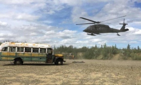 Into the Wild ile ünlenen otobüs helikopterle taşındı