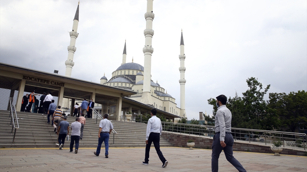 Vatandaşlar camiye, mesafeyi koruyarak alındı. 