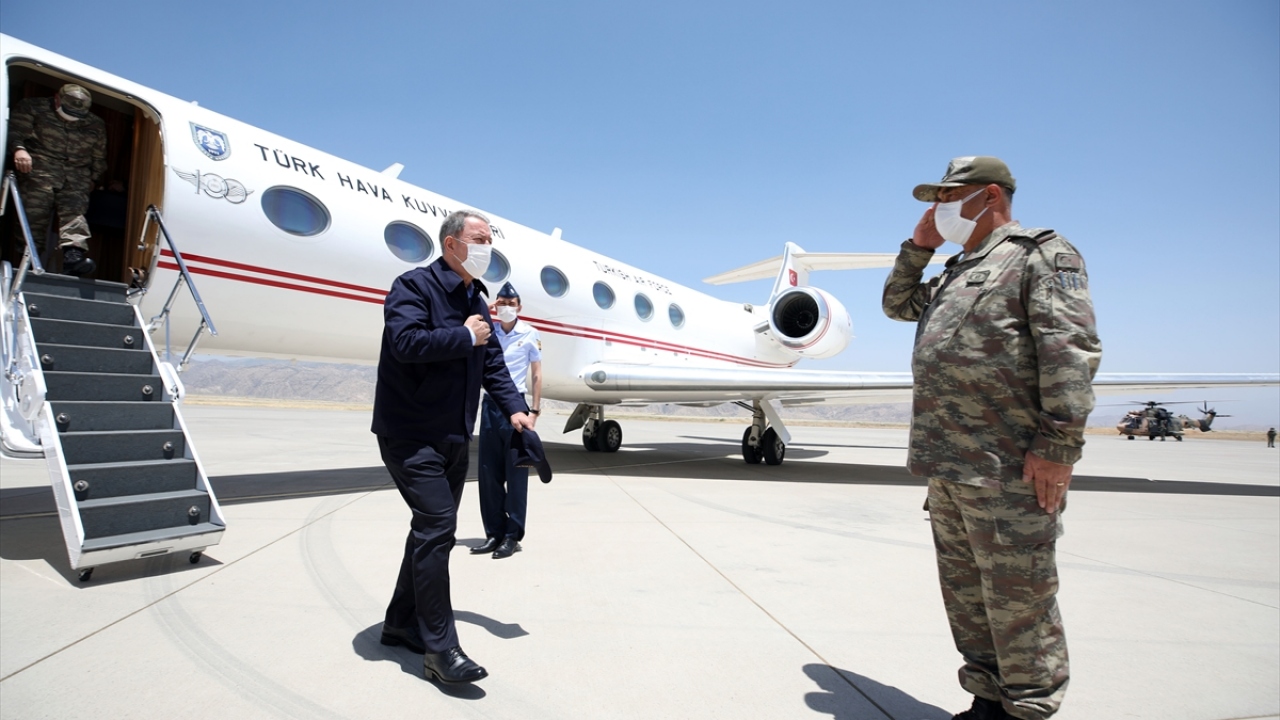 Buradan askeri helikopterlerle 23. Piyade Tümen Komutanlığına geçen Akar ve Komutanlar, sınır hattındaki birliklerin komutanları ile toplantı yaptı. 