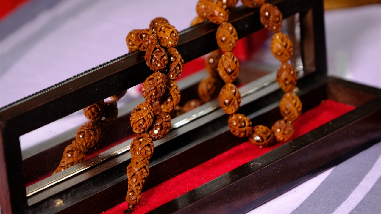 Evli ve 3 çocuk babası Ünsal, 33 yıl önce hobi olarak ahşap ve çelik oyma sanatıyla ilgilenmeye başladı.