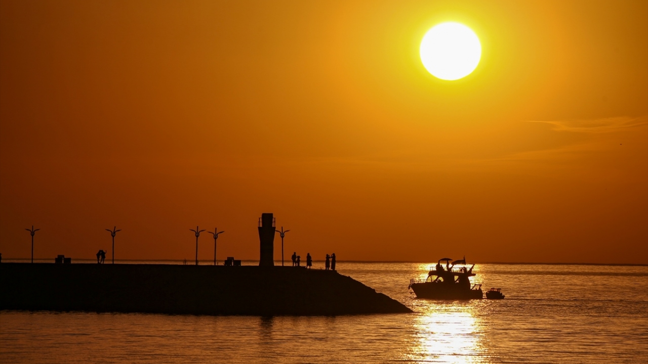 Van`ın Edremit ilçesinde Van Gölü sahilinde gün batımında güzel görüntüler oluştu.