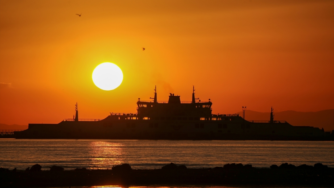 Van`ın Tuşba ilçesi İskele Mahallesi`nde gün batımında güzel görüntü oluştu.