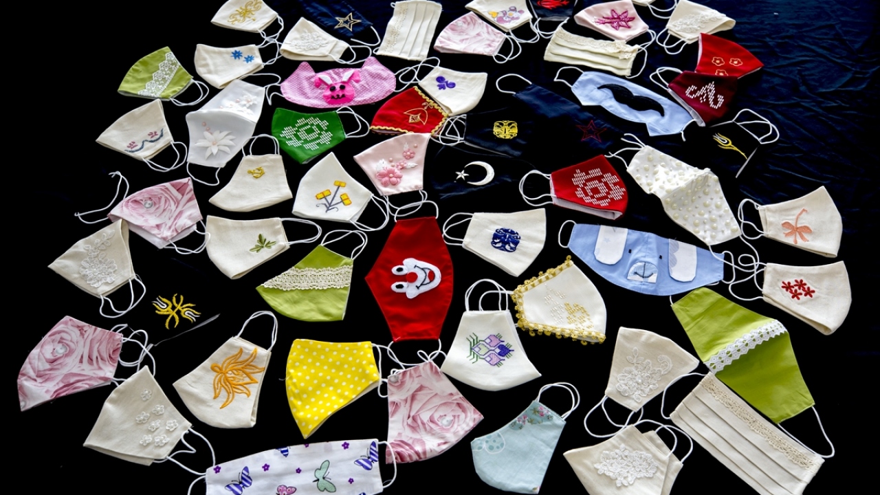 Diyarbakır Olgunlaşma Enstitüsü, kadın, erkek ve çocuklar için kişiye özel maskeler tasarlamanın yanı sıra özel günler için de maskelerle takım olacak gelin tacı, çanta, ayakkabı ve şal üretiyor.