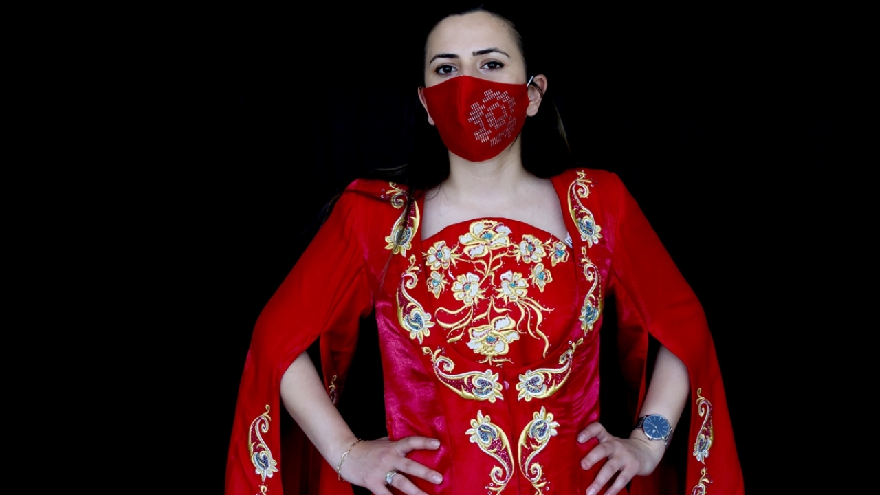 Enstitü Müdürü Ayşe Adıgüzel, bünyelerinde bulunan atölyelerde geleneksel el sanatlarını özlerini koruyarak gelecek nesillere aktarmak için çalıştıklarını söyledi.