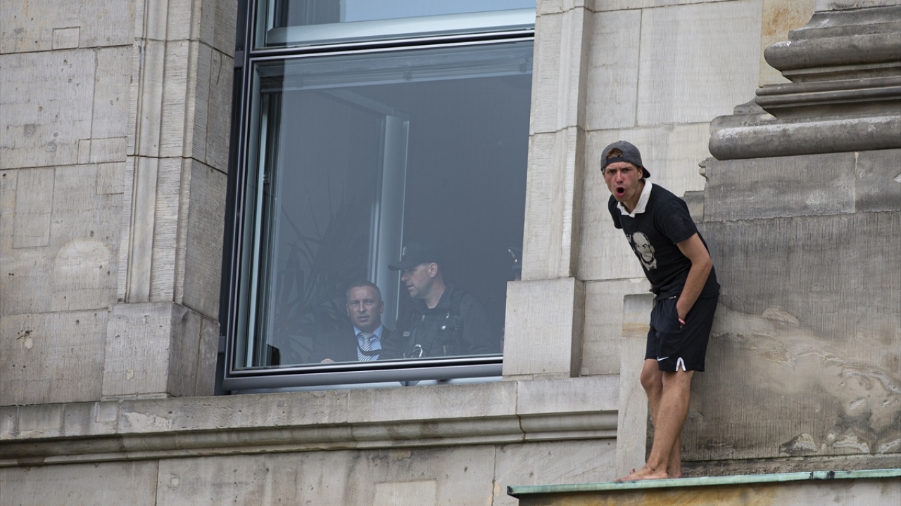 Şahıs, bir süre sonra binanın balkonuna gitti ve burada polis tarafından göz altına alındı.