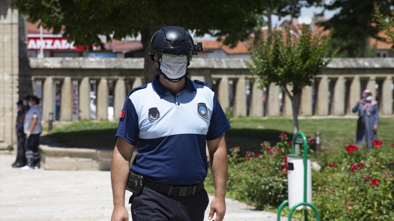 Selimiye`ye namaza gelenlere belediye ekiplerince tek kullanımlık seccade verildi ve dezenfektan tutuldu.