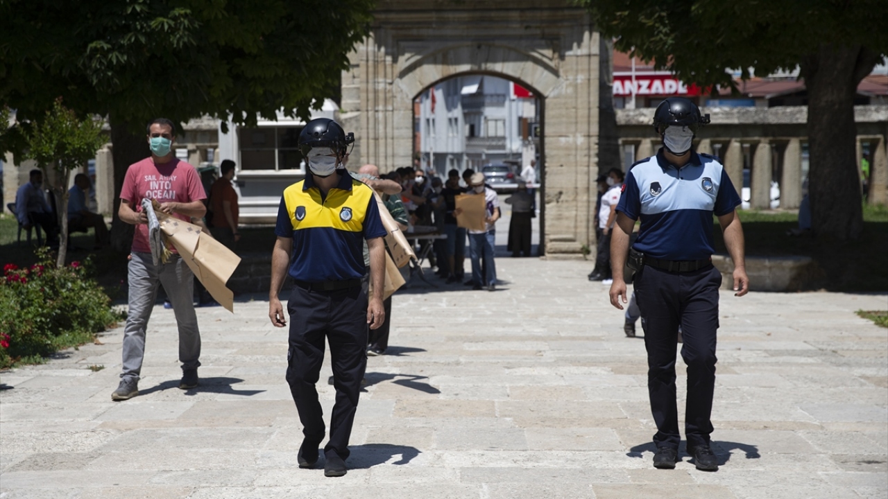 Vatandaşlar, yeni tip koronavirüs (Covid-19) tedbirleri kapsamında sosyal mesafe kuralına uyarak belirlenen camilerde namazını kılıyor.