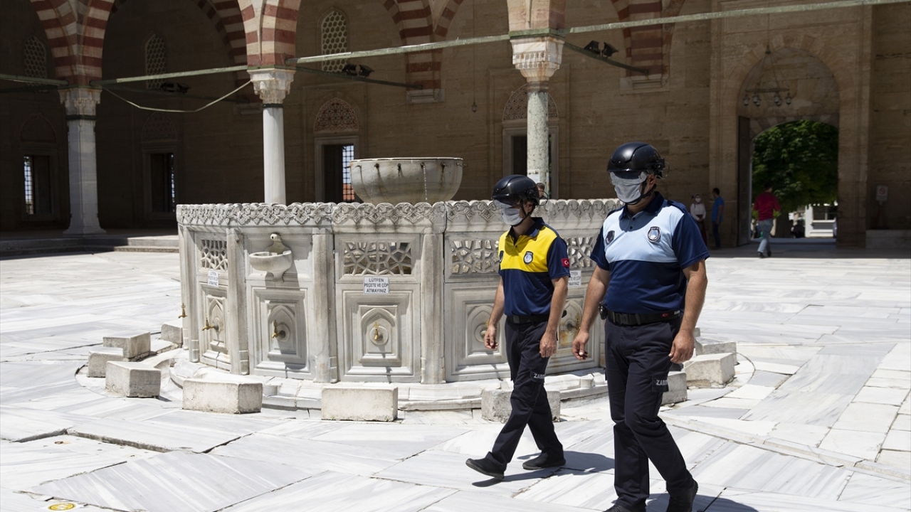 Zabıta ekipleri, termal ısı ölçer kaskla görüntünün yanı sıra vatandaşların vücut sıcaklığını da kayıt altına aldı. 