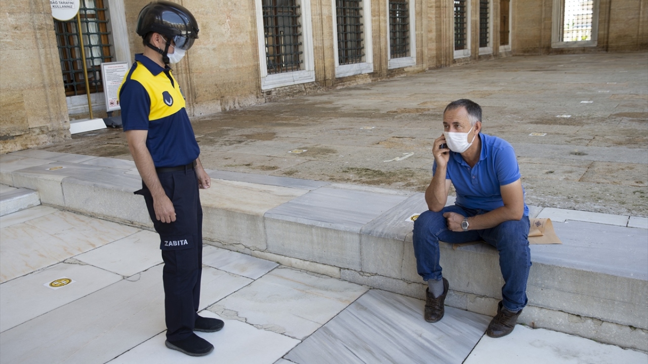 Belediye Başkan Yardımcısı Dr. Ertuğrul Tanrıkulu, caminin bahçesinde gazetecilere yaptığı açıklamada, kaskın termal kamerayla ısıyı ölçtüğünü ve normal kamerayla da kayıt yaptığını söyledi.