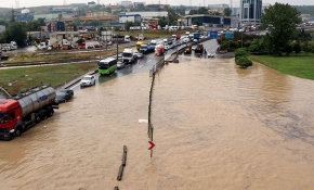 Birçok ilde sağanak hayatı olumsuz etkiledi