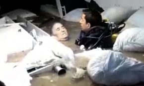 Hastanenin bodrum katında mahsur kalan kadını dalgıçlar kurtardı