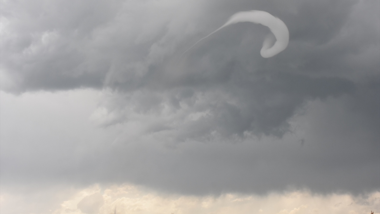 Kentte 3 gündür aralıklarla devam eden sağanak, dolu ve şiddetli rüzgar hayatı olumsuz etkiledi.