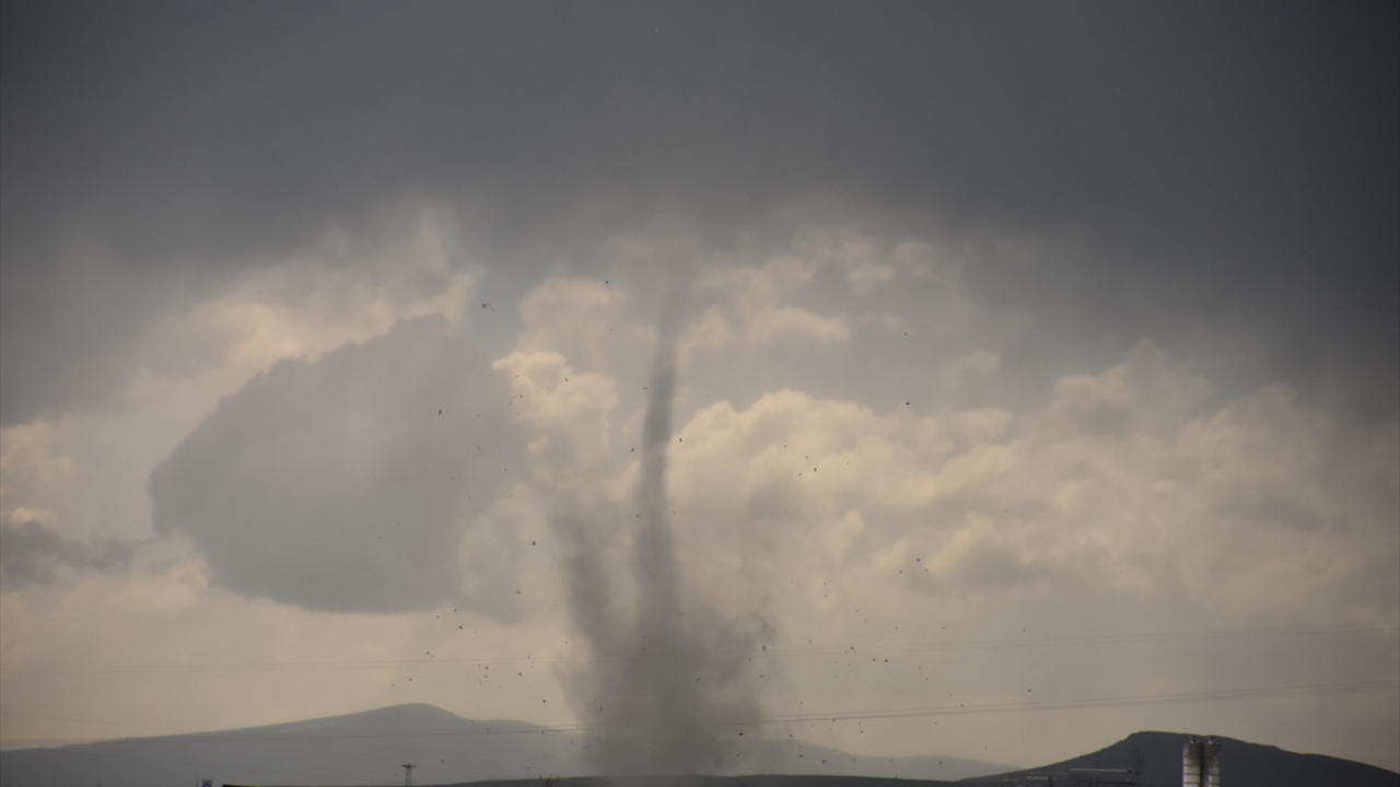 Merkeze bağlı Kümbetli köyü üzerinde kendini gösteren hortum, Sanayi Sitesi civarında hasara yol açtı.
