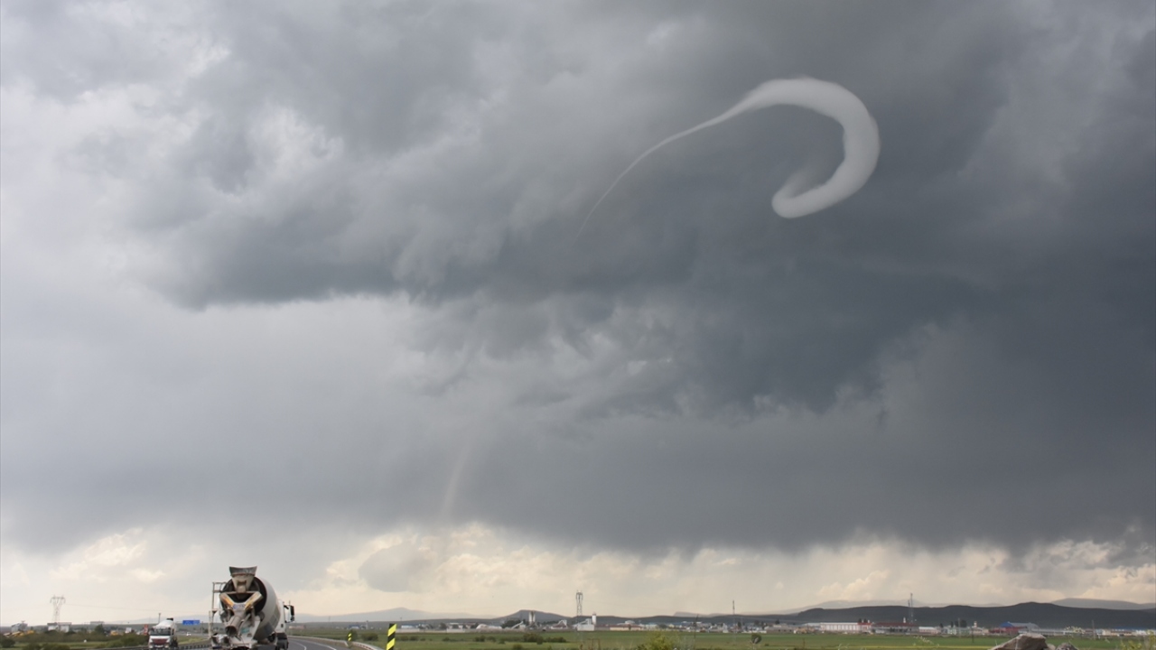 Çevre yolunda seyreden bazı sürücüler, hortumun geldiğini söyleyerek, diğer sürücülerin geri dönmesini istedi. 
