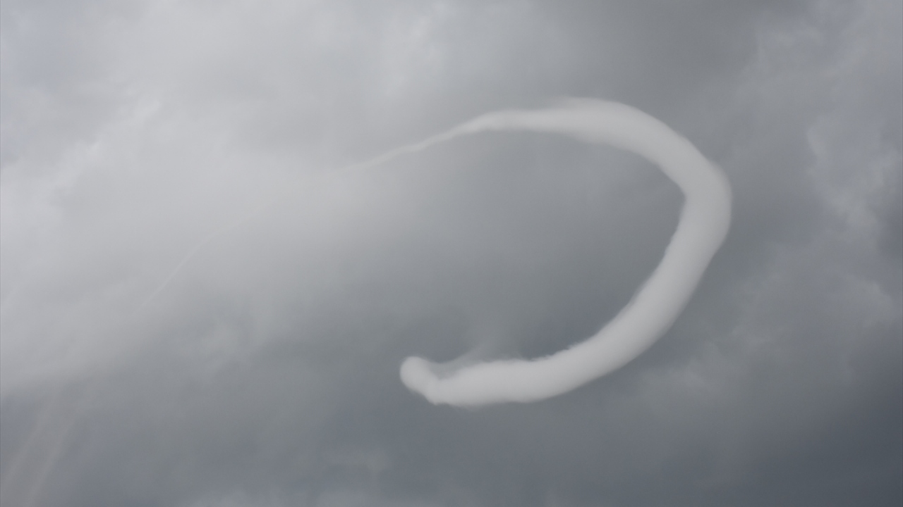 Hortumun oluşması ve yerleşim yerlerine inmesi saniye saniye kaydedildi. 