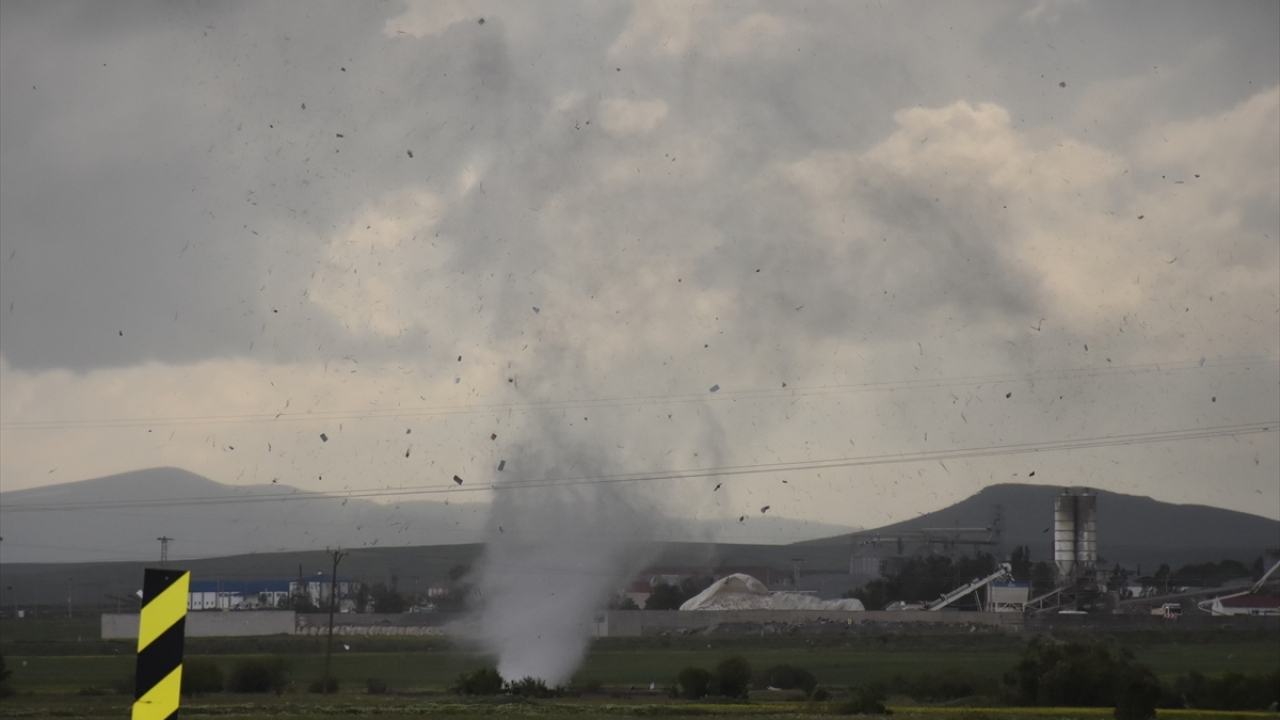 Sanayi esnafından Mahmut Yılmazel, gazetecilere yaptığı açıklamada, hortum nedeniyle maddi zararlarının olduğunu söyledi.