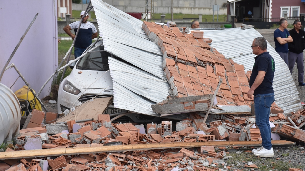 Hortum nedeniyle bazı fabrikaların çatıları uçarken bir otomobil de uçan duvar ve çatıların altında kaldı.