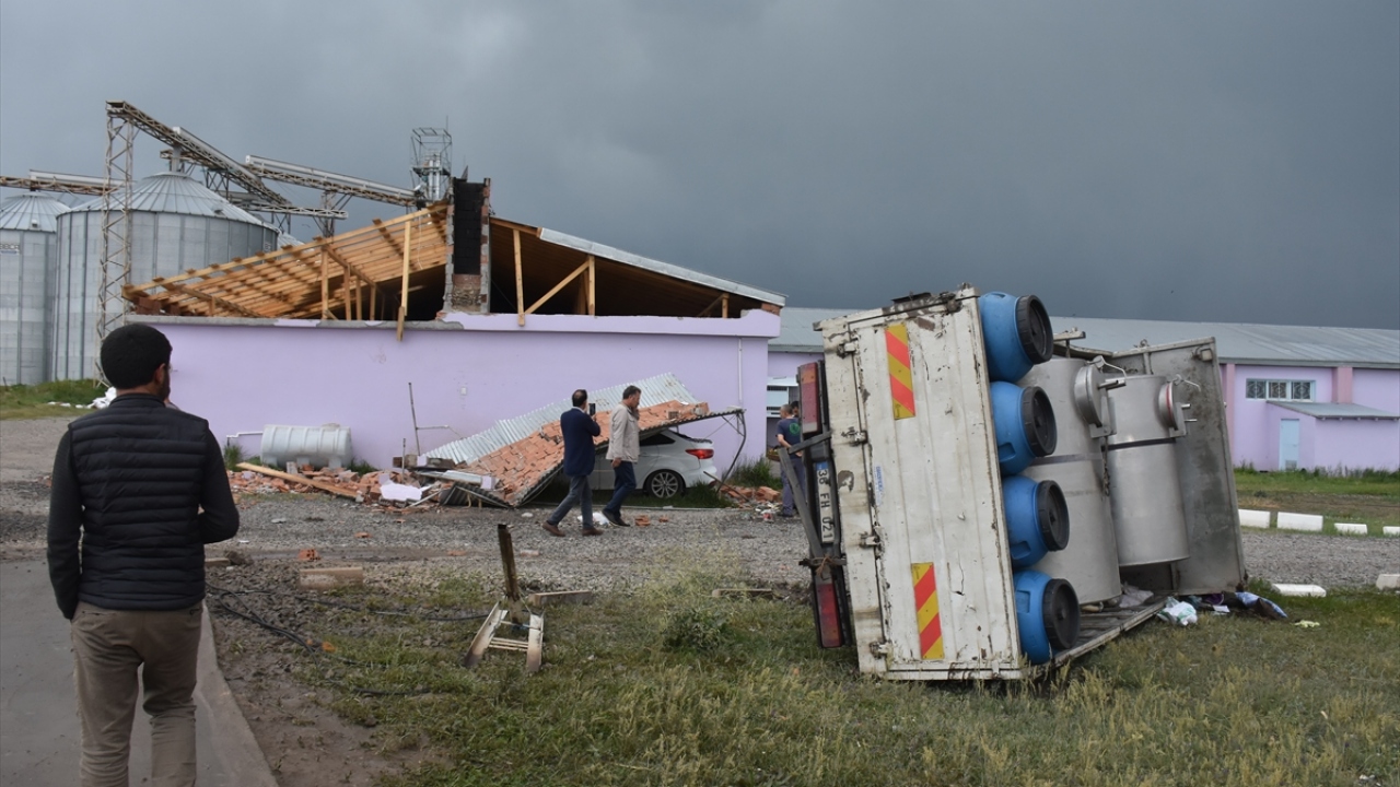 İki aracında hasar meydana geldiğini ifade eden Yılmazel, "Çok şükür herhangi bir can kaybı yok. Afettir inşallah bir daha olmaz, ayrıca çatı ve duvarlarda da çökme meydana geldi." dedi.