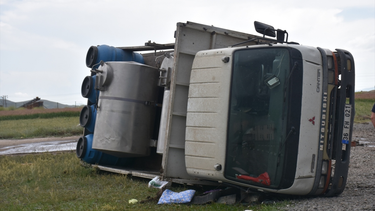 Sanayide 5 dakika etkili olan hortum bir kamyoneti devirdi.