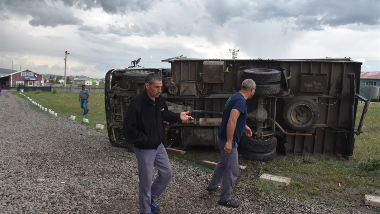 Hortumu gören Sercan Aydın da ilk defa böyle bir şey yaşadığını belirterek, "Kamyonu aldı çırpa çırpa getirdi, çatıyı söküp bizim buraya götürdü. Araçlarımız zarar gördü. Bazı araçların camları patladı, bizim çatıyı da aldı götürdü." ifadelerini kullandı.