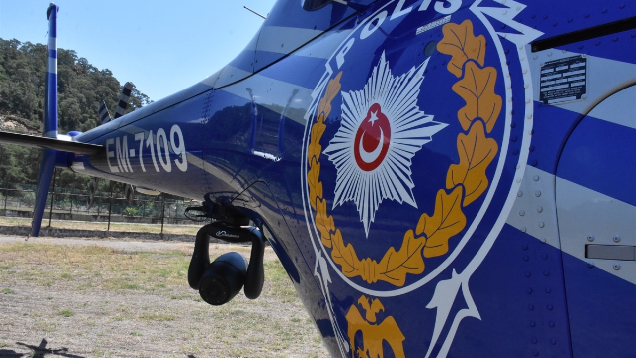 Trafik denetimini yapan özel helikoptere binen AA ekibi, uygulama faaliyetini görüntüledi.