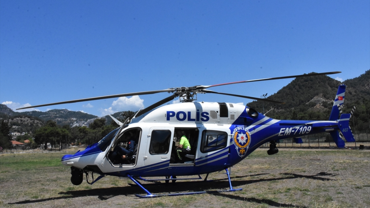Muğla ve turistik ilçelerinde yaz sezonunda yaya ve araç trafiğinde büyük artış yaşandığına dikkati çeken Tosun, bu amaçla kente gönderilen helikopterin sürekli turistik güzergahları denetleyeceğini bildirdi.