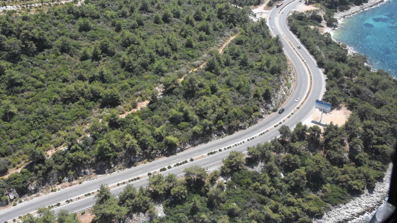 Helikopterin Havacılık Dairesi Başkanlığından getirildiğini anlatan Tosun, yaz sezonu boyunca kentte kalacak helikopterin termal kamerasıyla gece ve gündüz görüntü alabilmesi dolayısıyla bölgede her türlü olayda hizmet vereceğini söyledi.