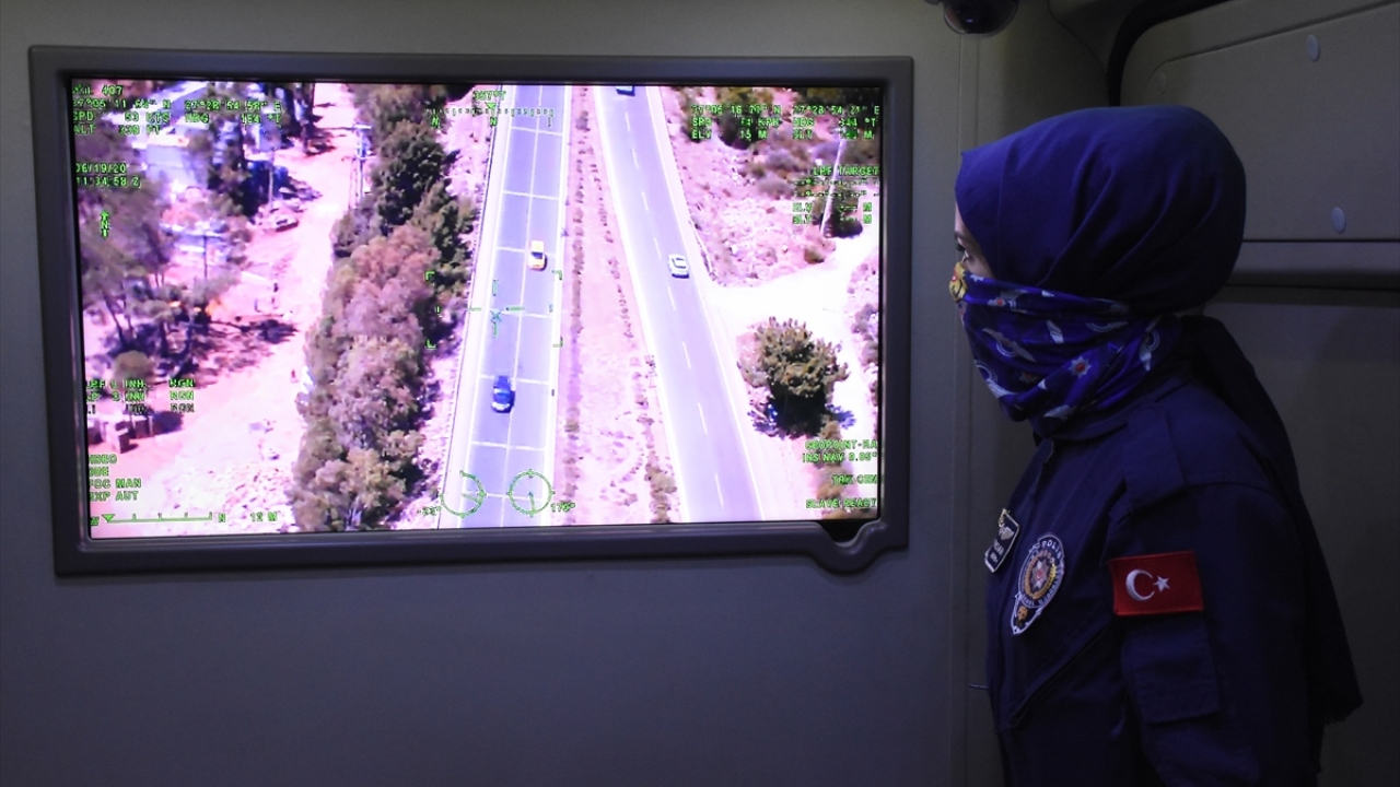 Kontrol noktalarında durdurulan sürücülere, hatalarının helikopter kayıtlarıyla tespit edildiği anlatıldı.