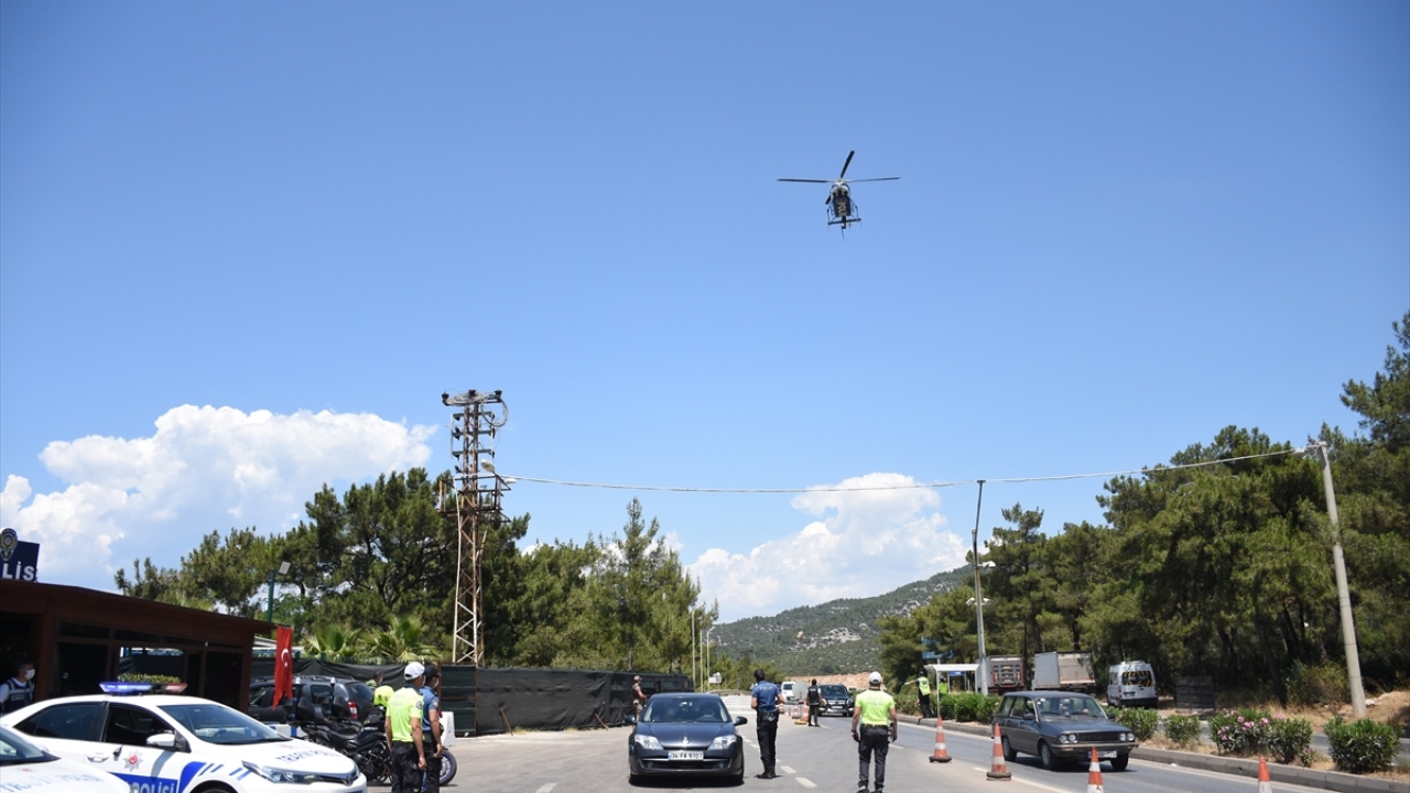 "Helikopterle yürütülen denetimlerde özellikle seyahat esnasında cep telefonu ile konuşan sürücüler ile emniyet kemeri kullanmayanlar yakın takipte olacak." diyen Tosun, uygulamada tespit edilen sürücülerin anında yer ekiplerine bildirildiğini kaydetti.