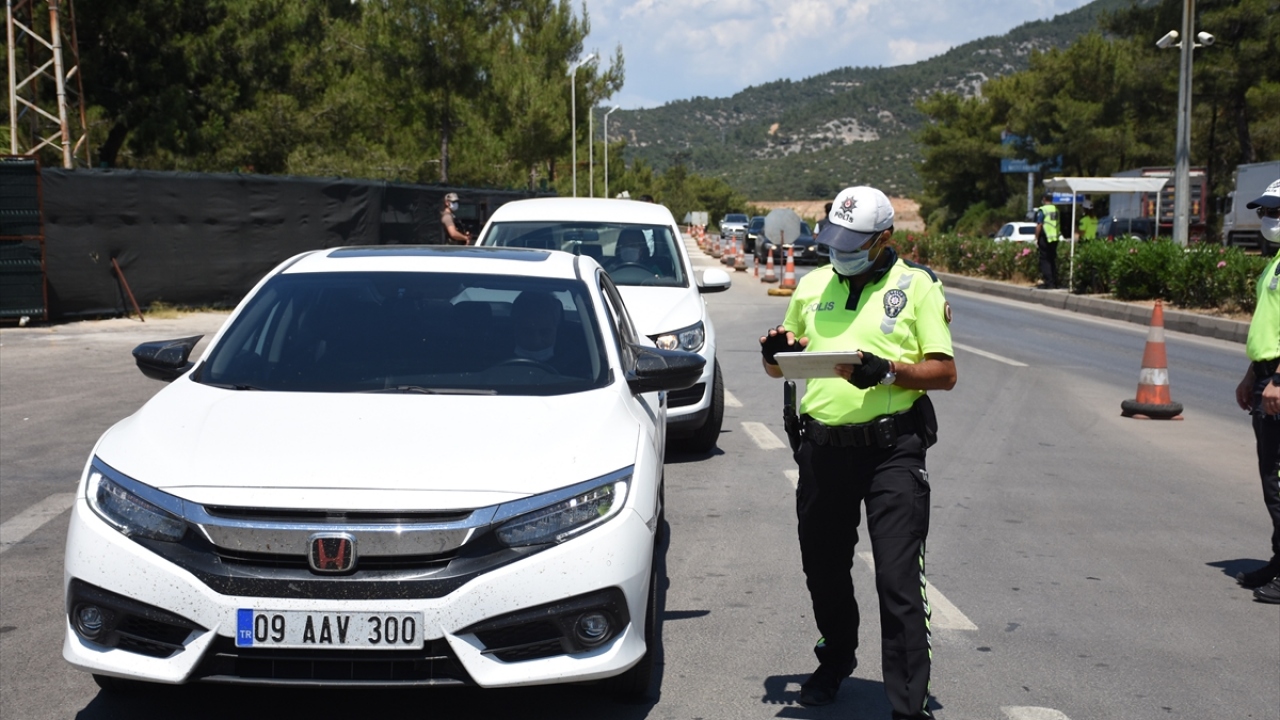 Durdurulan bazı sürücüler, helikopterden belirlendiklerini öğrenince şaşkınlıklarını gizleyemedi. 