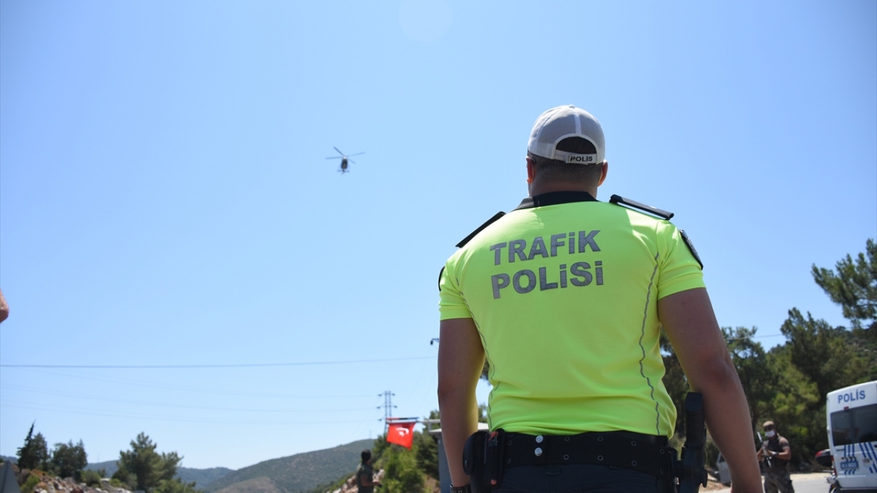 Muğla Emniyet Müdürlüğü Bölge Trafik Müdürü Raşit Tosun, turizm sezonu boyunca karadan ve havadan trafik kontrollerinin en üst seviyede gerçekleştiğini söyledi. 
